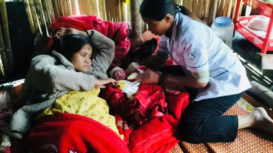 Y sĩ băng rừng, vượt suối tới hỗ trợ sản phụ giữa lúc mưa lũ